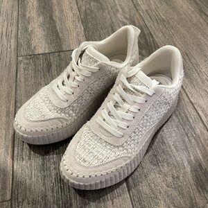 universal thread white tennis shoes worn once